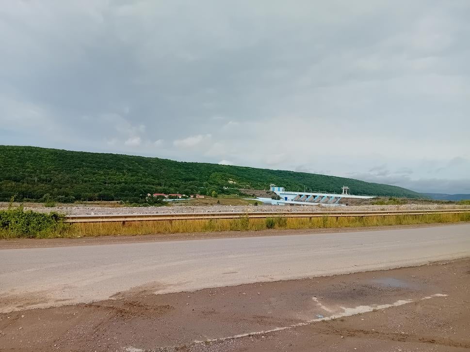 Damba. Zákaz fotiť, vzadu vojenský checkpoint.
