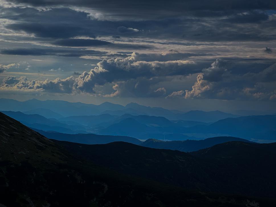 V pozadí chrbát Malej Fatry s Rozsutcami. Tesne pod nimi komíny Ružomberka.