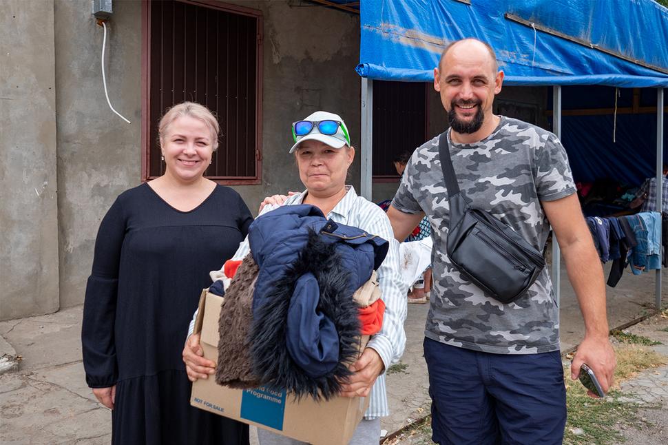 Inna  a Roman so spokojnou "zákazníčkou" ich humanitárneho centra