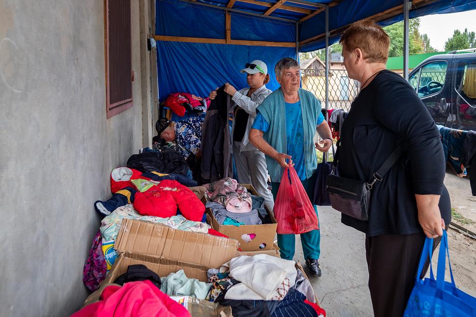 Ženy v Nikopole si berú oblečenie z humanitárnej pomoci