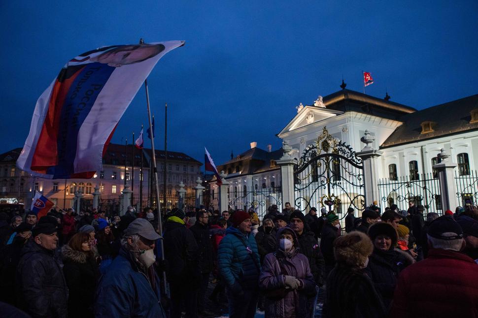 The crowd gathered in front of the Presidential Palace.