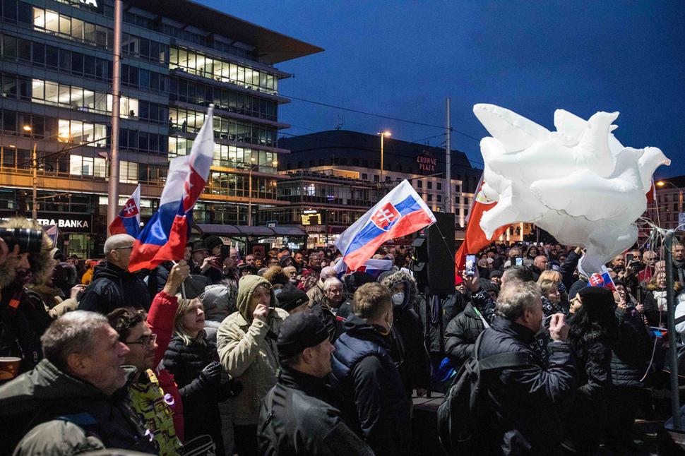 The crowd gathered in front of the Presidential Palace, many of participants not wearing masks.