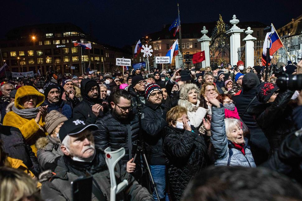 The crowd gathered in front of the Presidential Palace, many of participants not wearing masks.