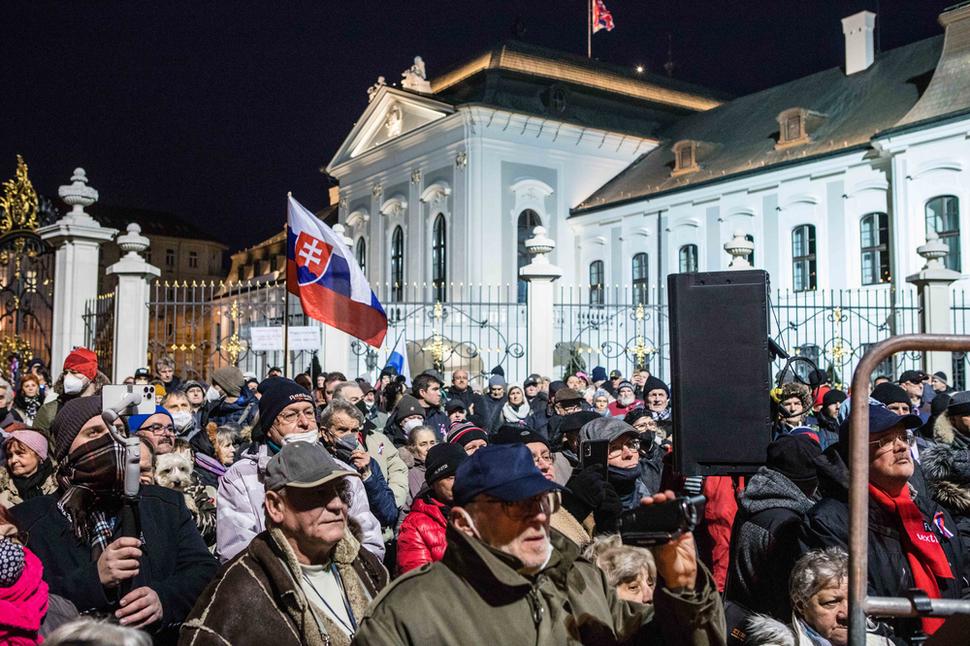 The crowd gathered in front of the Presidential Palace, many of participants not wearing masks.