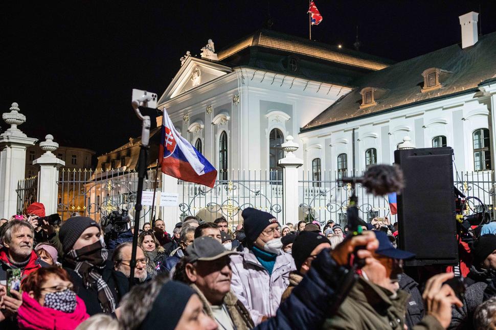 The crowd gathered in front of the Presidential Palace.