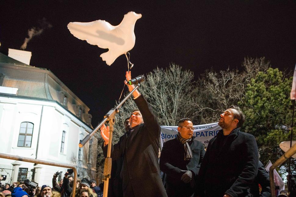 Smer brought balloon doves that should represent peace.