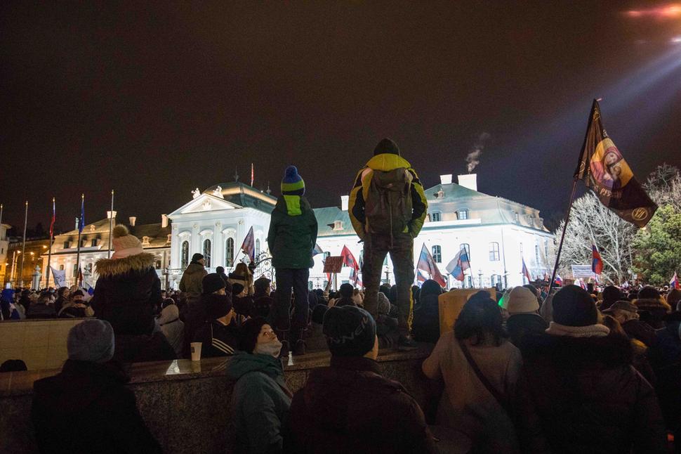 The crowd gathered in front of the Presidential Palace.