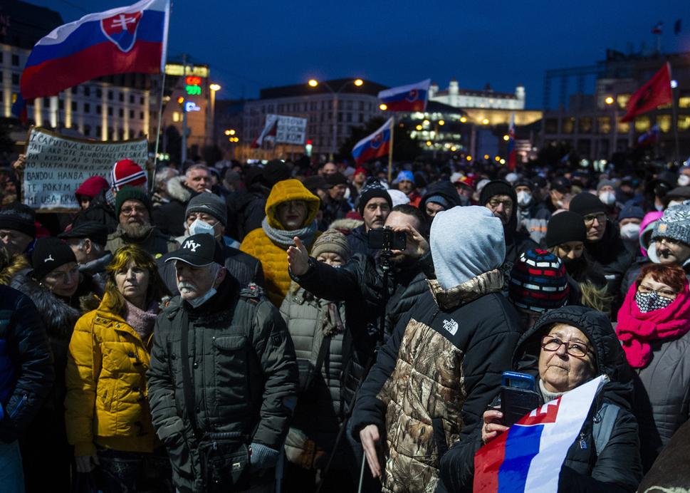 The crowd gathered in front of the Presidential Palace.