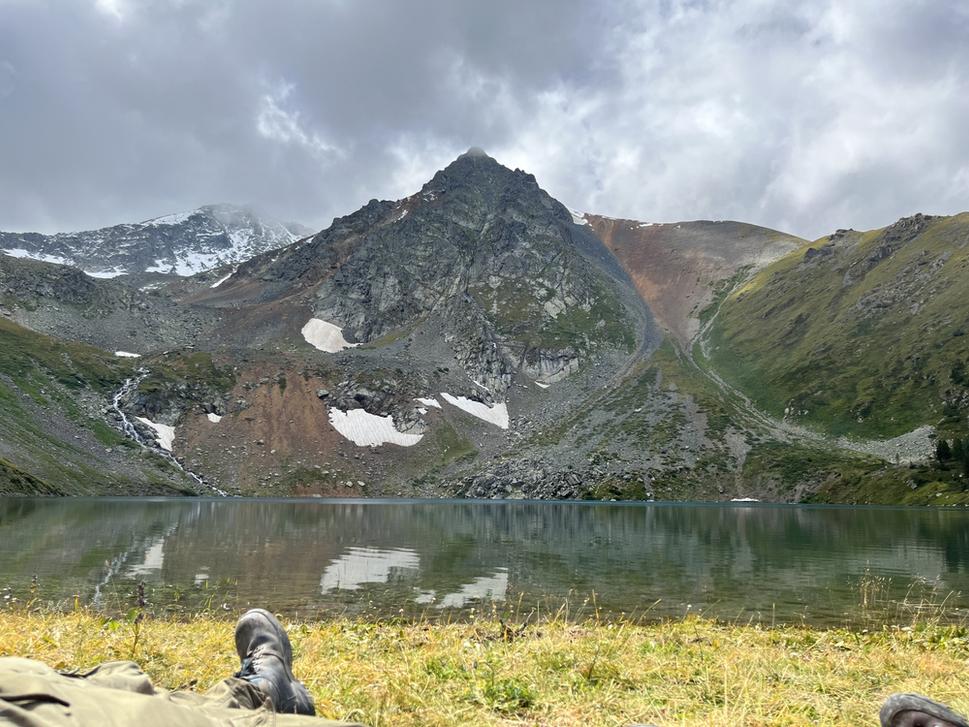 Odpočinok pri Radónovom jazere, v popredí Pik Savo a za ním najvyšší miestny vrch Pik Vorošilov (2 776 m n.m.). Západný Altaj, Kazachstan.
