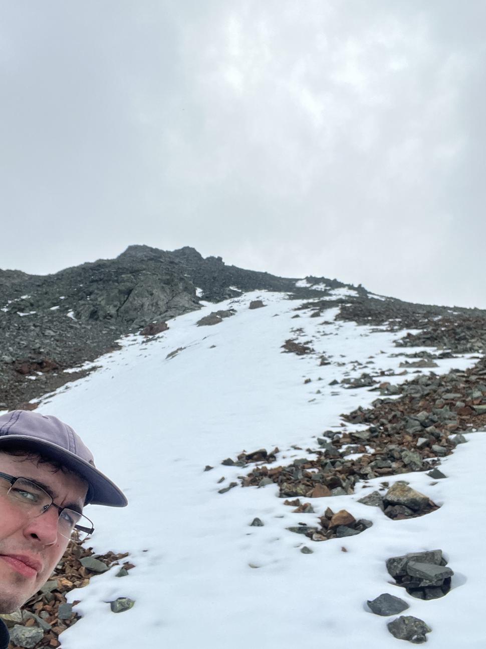 Trpiteľský výraz mojej tváre napovedá, že v tejto pasáži túry som tisíckrát oľutoval, že som neostal dole pri jazere. Pod Pik Savo (2 491 m n.m.). Západný Altaj, Kazachstan.
