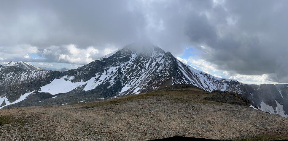 Najvyšší vrch tejto časti (Ivanovský chrbát) Altaja - Pik Vorošilov (2 776 m n.m.). Západný Altaj, Kazachstan.