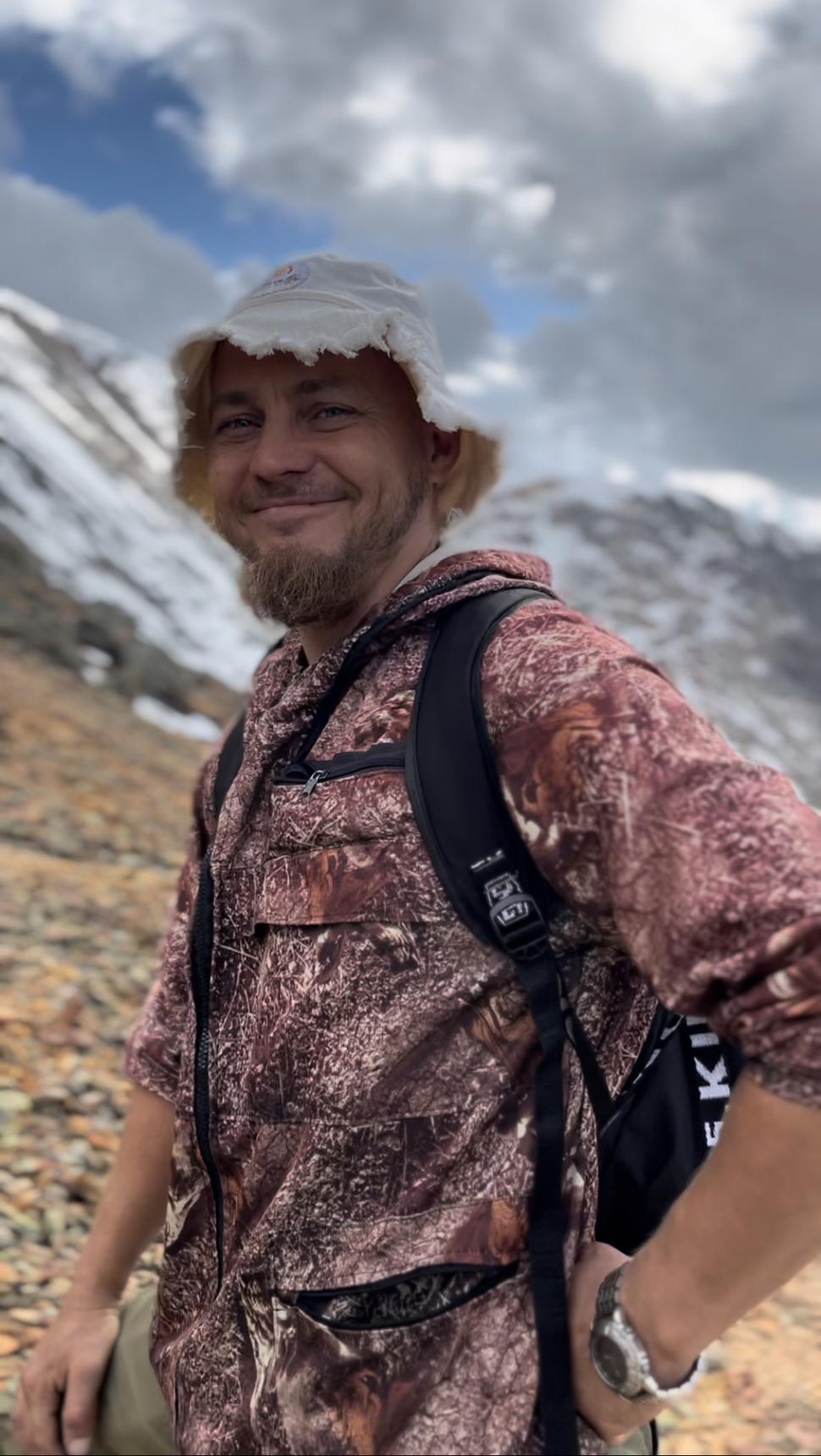 Môj miestny sprievodca Grigorij. Po šestnástich rokoch v bani sa rozhodol zmeniť profesiu a začať pracovať ako turistický sprievodca. Západný Altaj, Kazachstan.