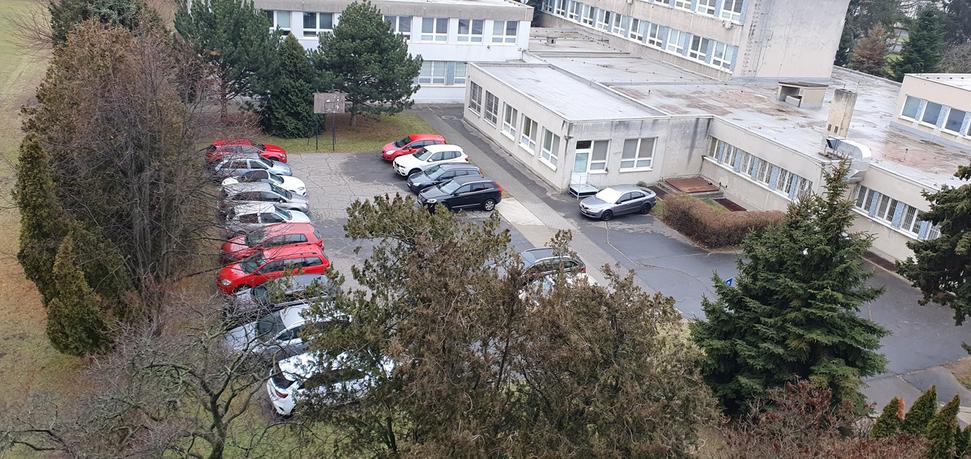 Parkovanie zamestnancov školy