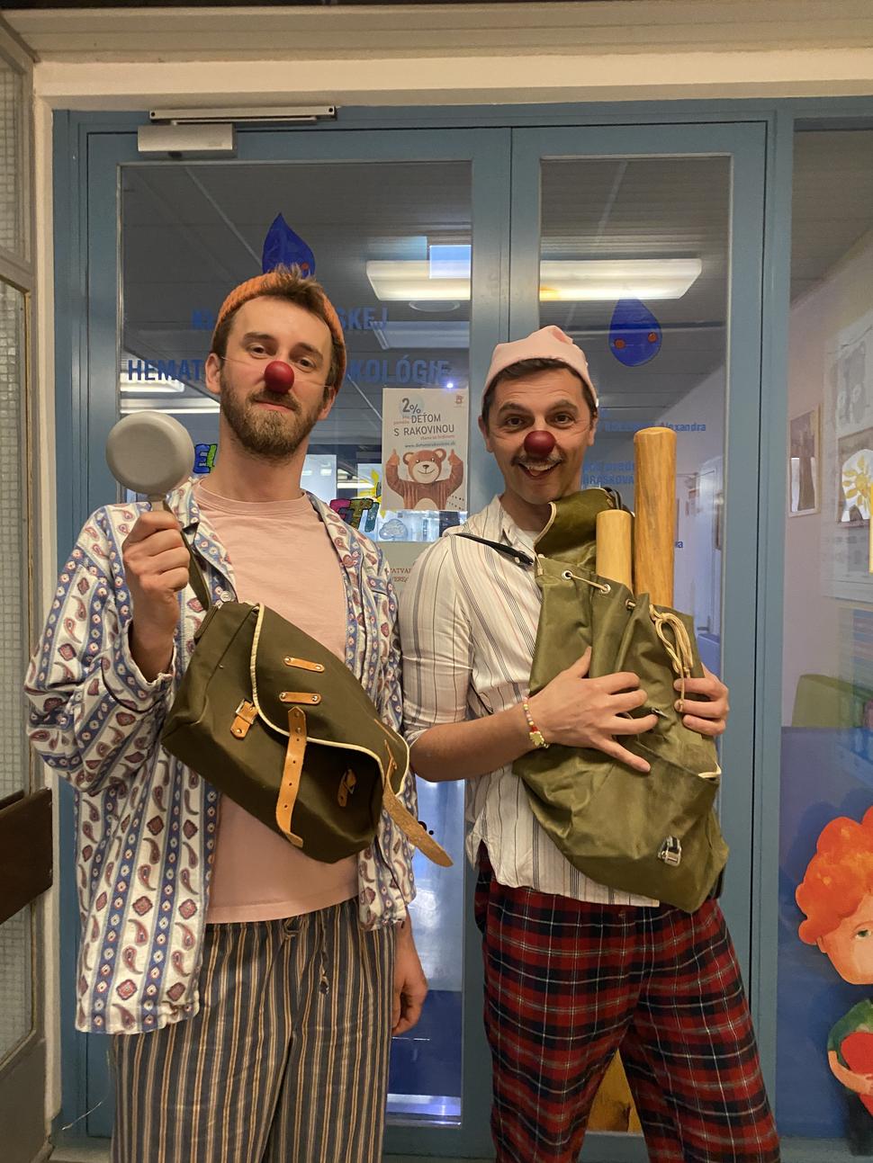 Doktor Slíž a doktor Špageta v roli skautov počas Klaunských večerníčkov.