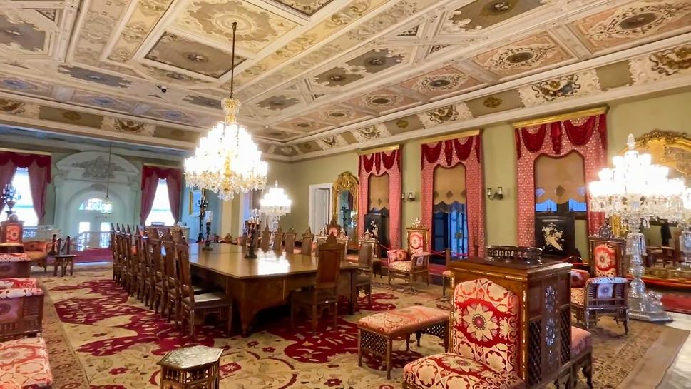 Jedna z reprezentačných sál paláca Dolmabahçe.