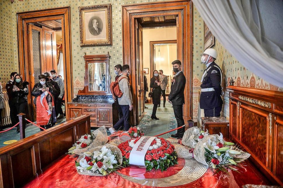 Návštevníci vzdávajú úctu pri Atatürkovej smrteľnej posteli v paláci Dolmabahçe, Istanbul, Turecko, 10. novembra 2020.