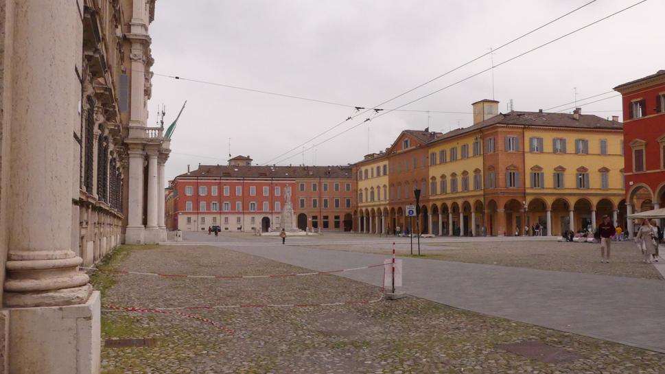 V tak živom meste, ako je Modena, pôsobí námestie Piazza Roma tichým a pokojným dojmom.