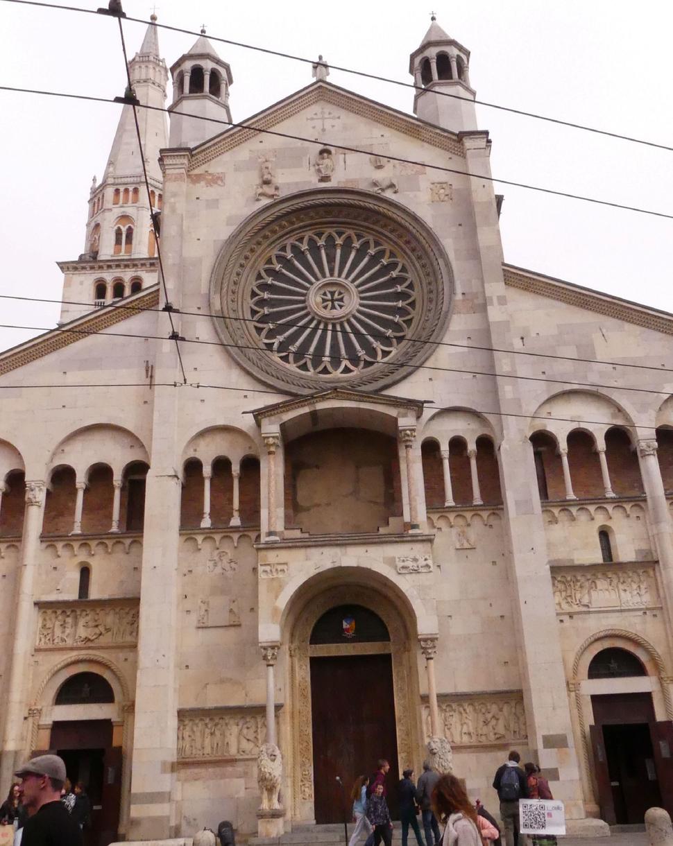 Pohľad na Duomo di Modena z Piazza Duomo.