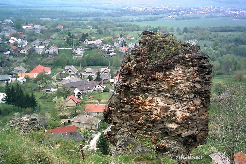 Výhľady zo Sivého Kameňa na obec Podhradie