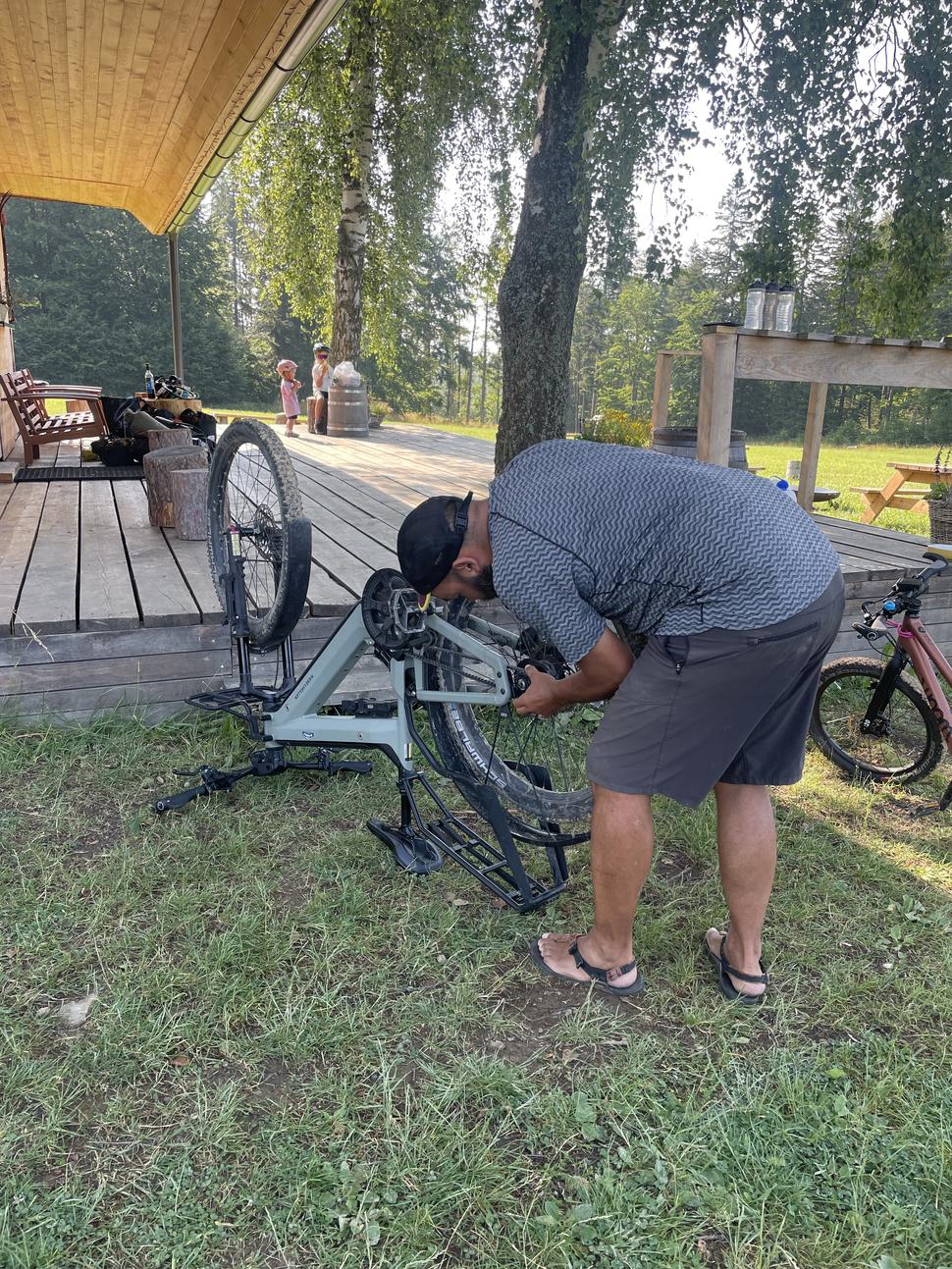 V útulni na Kráme nás ráno nemilo prekvapilo takmer odmontované koleso na mojom bicykli.