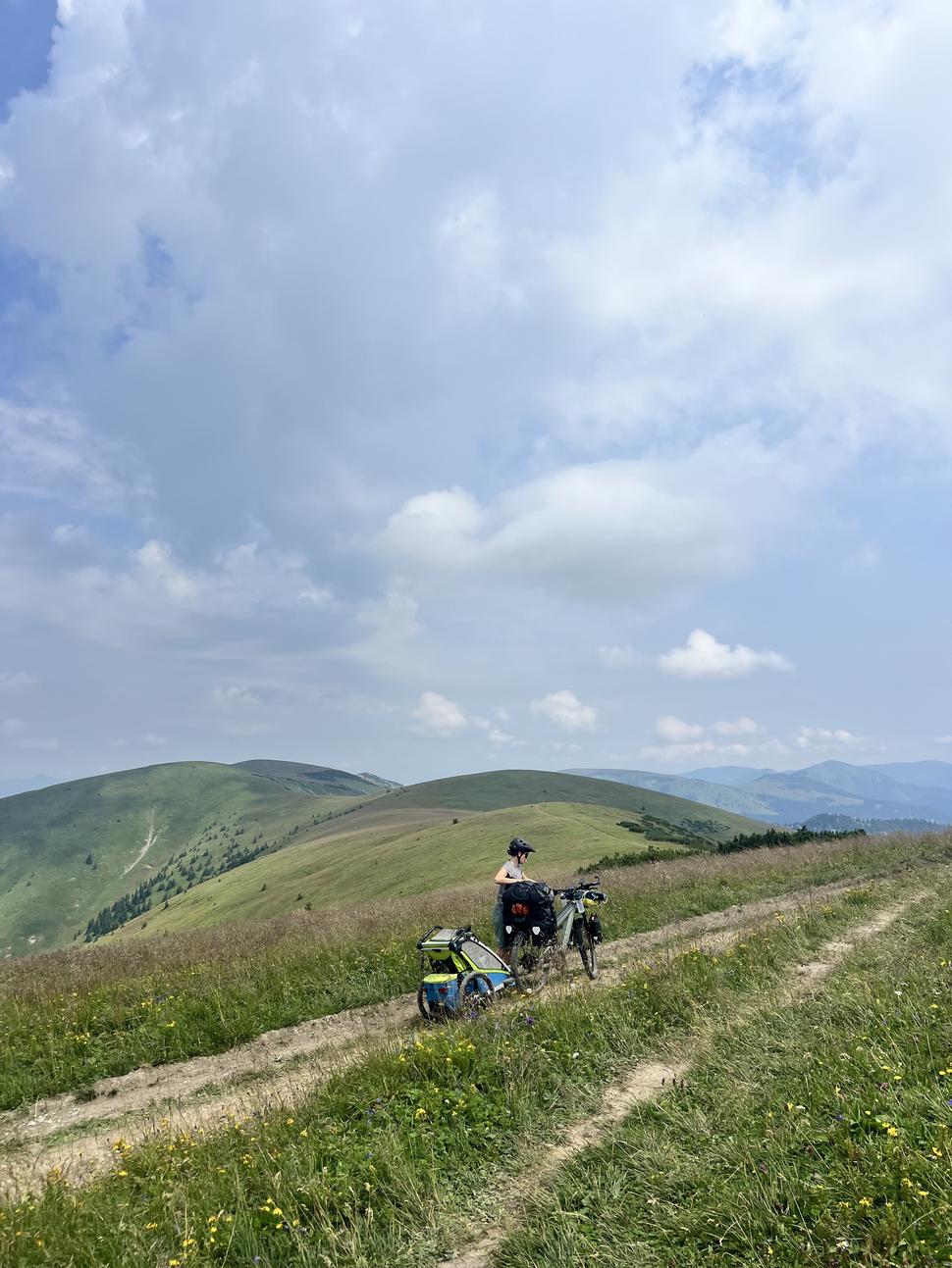Kým Oski hore na Krížnu riadne šlapal do pedálov, ja som si musela chvíľami bicykel s Vesnou v záprahu potlačiť.