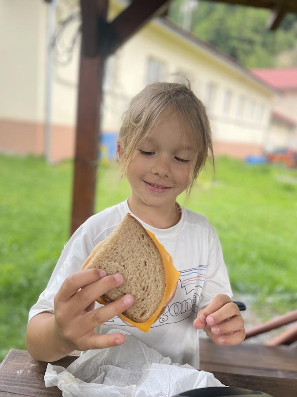 Radosť na desiatu v Motyčkách z odložených raňajok.