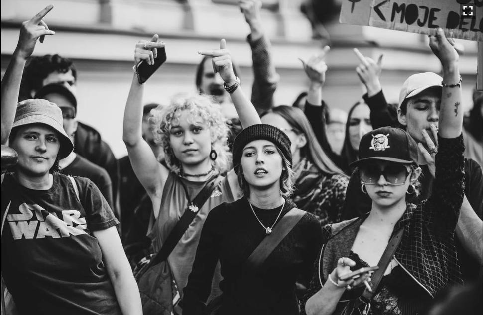 Viacerí aktivisti a obhajcovia potratov si ako symbol nesúhlasu vybrali stredný prst.