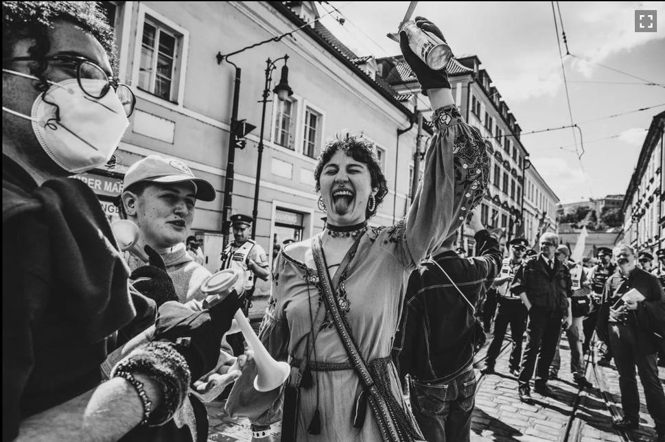 V sobotu sa v Prahe zviditeľnili predovšetkým aktivisti a aktivistiky z platformy Praha je feministická, ktorá "antiprotest" zorganizovala.