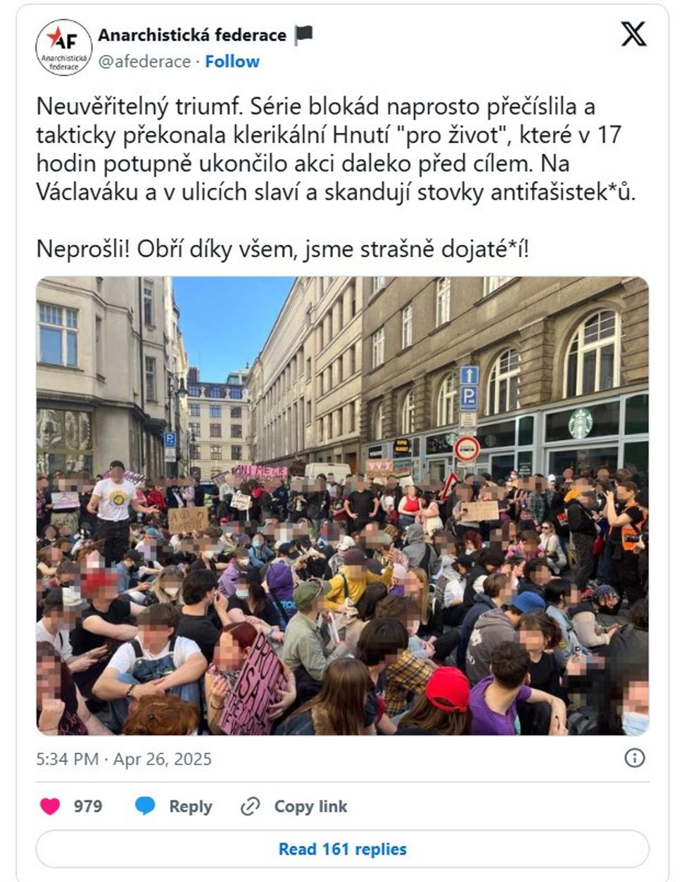 Anarchisti, ktorí zablokovali legitímny, verejný protest v Prahe, samých seba nazývajú antifašistami.