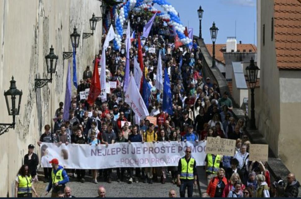 Účastníci happeningového protestu Pochod pre život v Prahe 26. apríla 2025