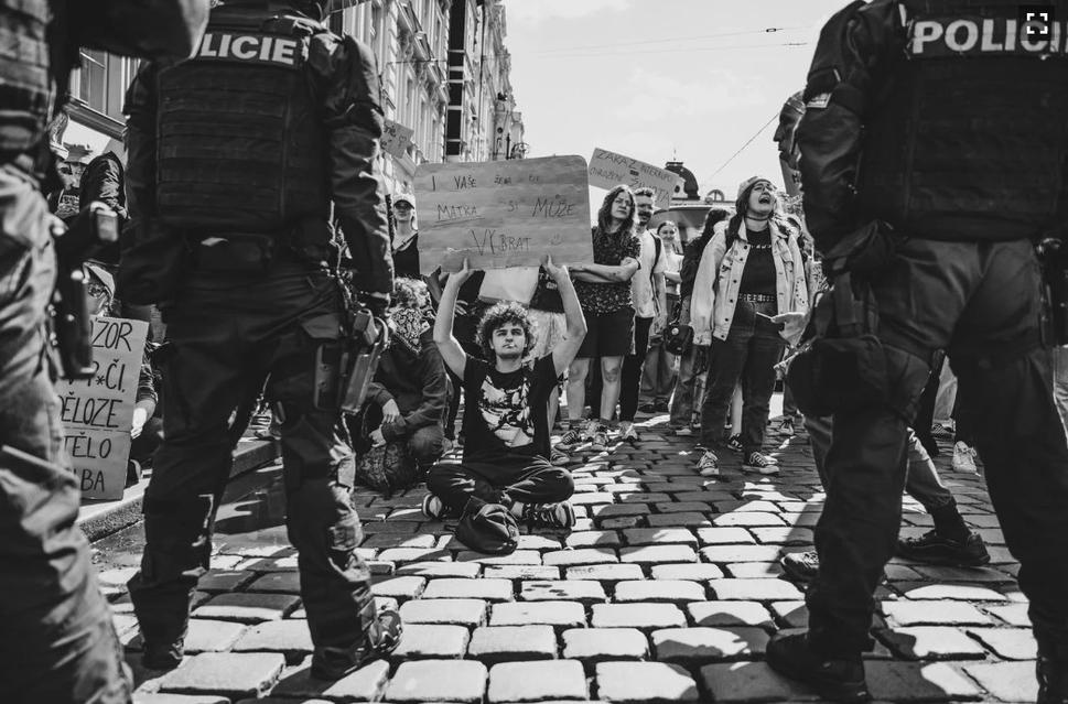 Odporcovia odporcov potratov čelili zásahu českej polície. K osobným kolíziám a fyzickému násiliu našťastie neprišlo.