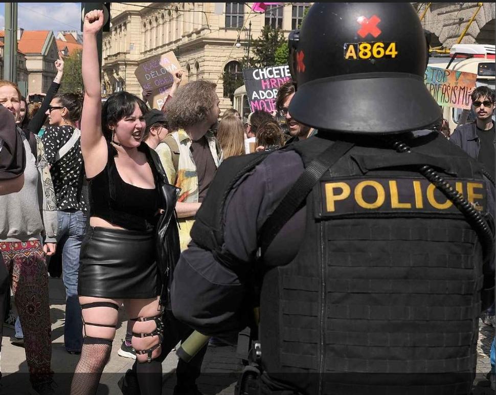 "Antifašisti" v akcii.