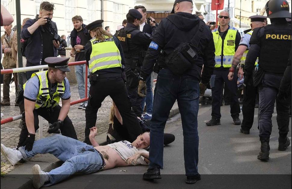 Polícia zasahovala v sobotu v Prahe na viacerých miestach. Podľa organizátorov protestu Pochod pre život to policajti nezvládli. Minister vnútra ČR sa k incidentu nevyjadril.