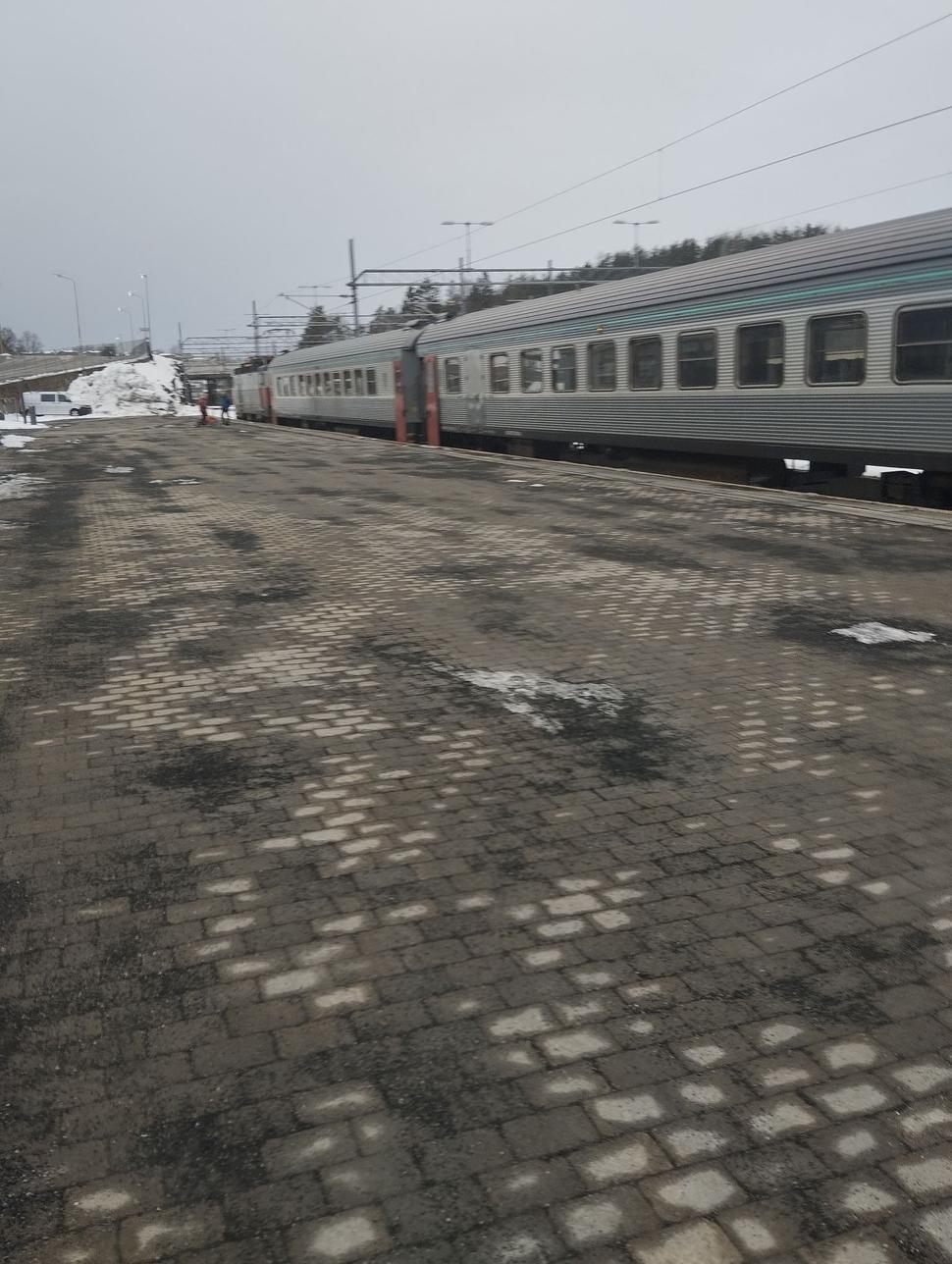 Dorazili sme. Vlak v stanici Narvik.