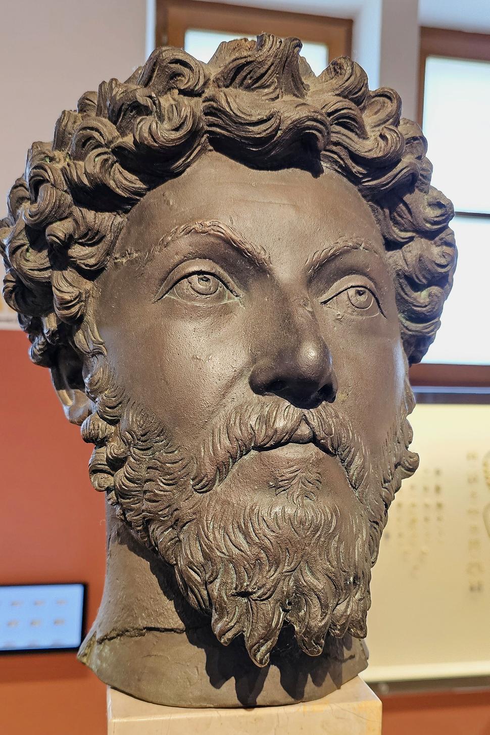 Busta cisára Marcusa Antonia (cisárom v r. 161 – 180 n.l.) v Museu Carnuntinum.