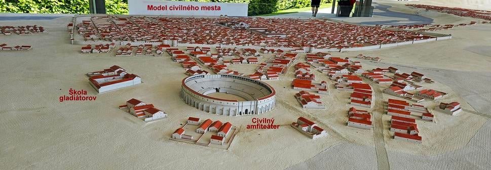 Súčasťou civilného Carnuntuma bol aj veľkolepý amfiteáter s kapacitou až 15-tisíc divákov, čo z neho robilo jeden z najväčších svojho druhu v celej Rímskej ríši.