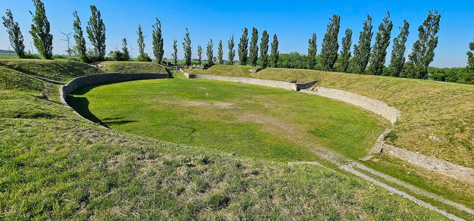 Prechádzkou z parkoviska archeologického parku sa asi po 600 metroch dostanete k zvyškom amfiteátra v civilnej časti mesta. Zostáva už len predstaviť si stupňovité hľadisko a hučanie 15-tisícového publika pri gladiátorskom zápase.