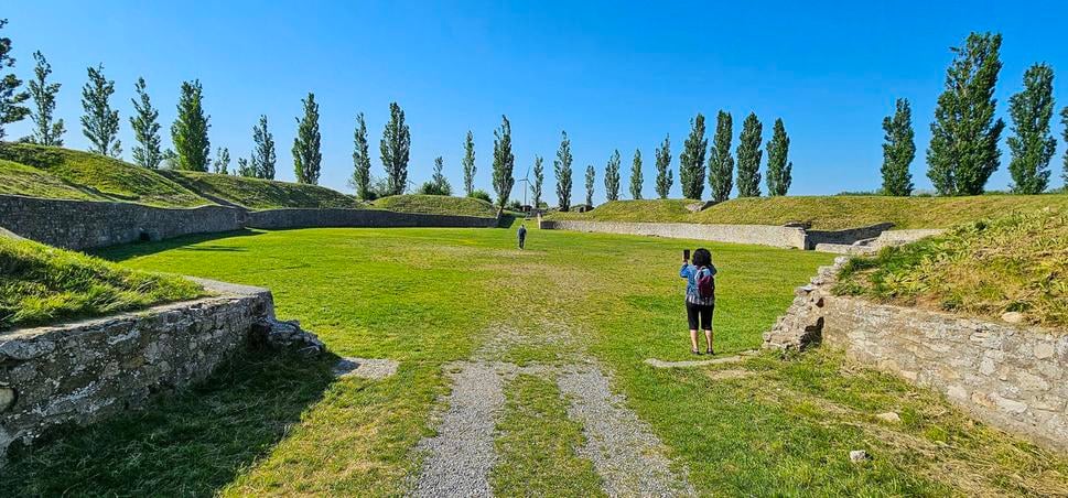 Carnuntčania si tu pred 17 stáročiami užívali gladiátorské súboje. Vraj tu naraz vystupovalo až 60 gladiátorov. Tí najlepší sa stali obdivovanými hviezdami. V priemere vraj gladiátor prežil 5 vystúpení.