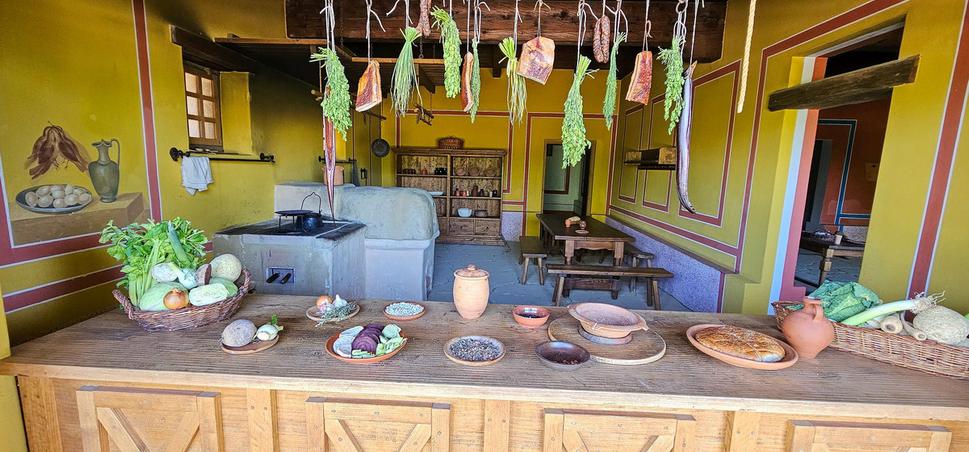 Thermopolium. Každý poriadny kúpeľný komplex, aj v Rímskej ríši, mal svoju gastronomickú prevádzku. Thermopolium bol akýmsi „fastfoodom“ pre kúpeľných hostí aj v Carnuntume.