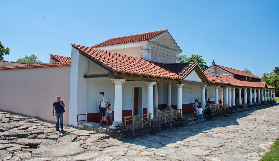 Severná ulica bola kedysi živou a honosnou tepnou mesta. Predstavte si budovy so stĺpovými fasádami aj na opačnej strane ulice.