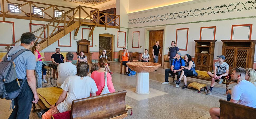 Centrálna miestnosť v kúpeľoch sa nazývala Basilika thermerum. Priestory slúžili ako šatne a oddychová zóna, kam sa návštevníci uchyľovali medzi jednotlivými „procedúrami“.