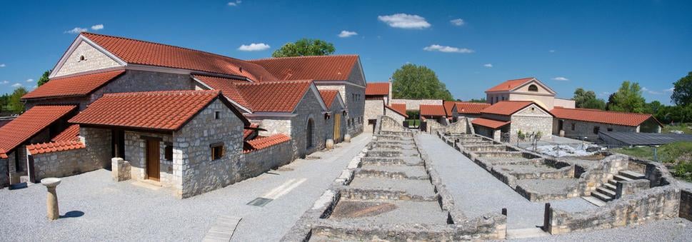 Medzi Verejnými kúpeľmi (vľavo) a Villou Urbana (vpravo) boli odkryté základy dlhej budovy s rozmerovo zhodnými miestnosťami. Archeológovia predpokladajú že išlo o budovu akejsi ubytovne,