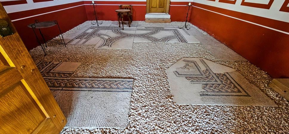 Takto pred 1700 rokmi bývali kupci a obchodníci v Carnuntume. Ani dnes by sme neodmietli mať doma takúto podlahu.