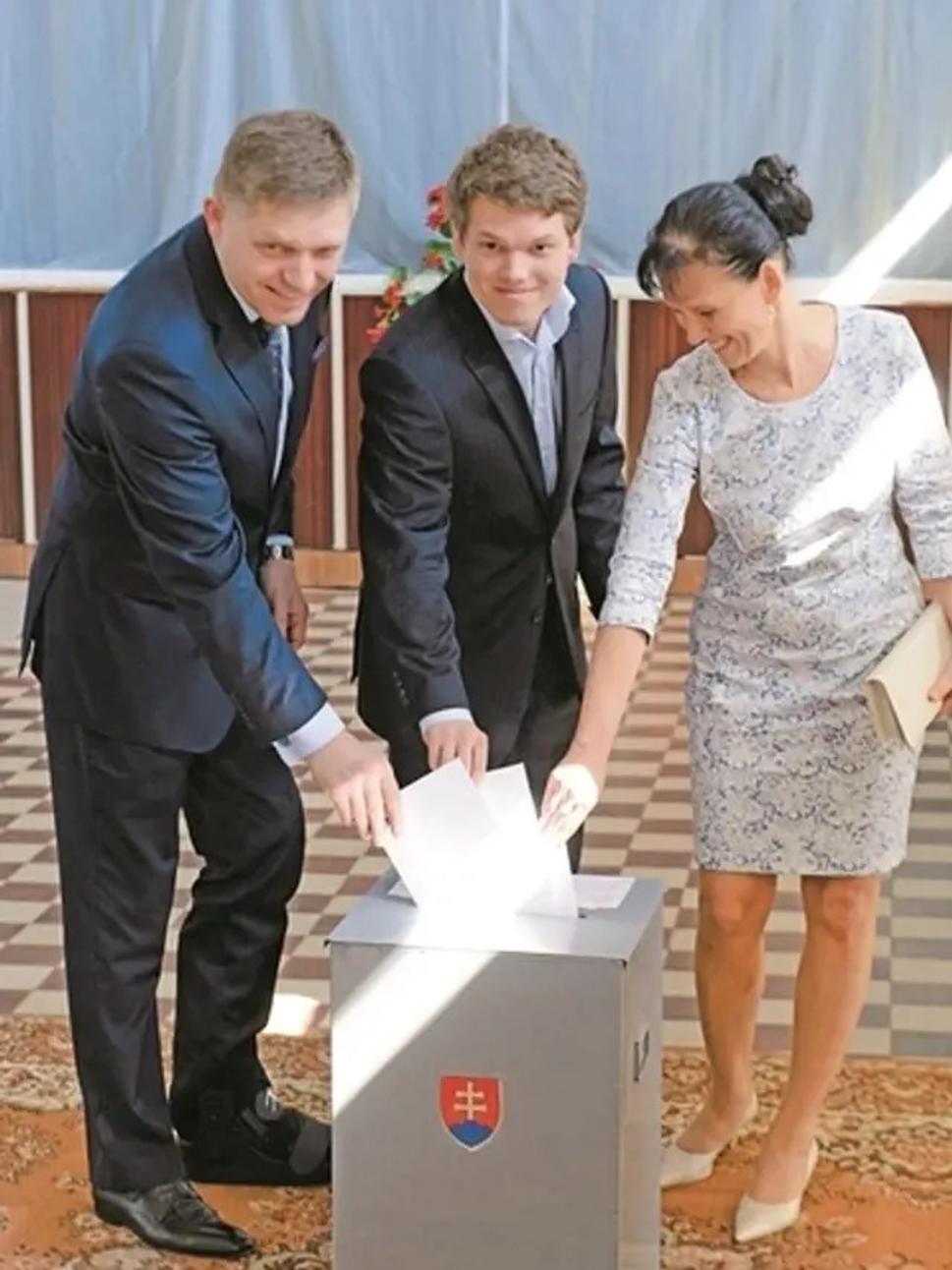 Premiér Robert Fico so svojou manželkou Svetlanou a synom Michalom.
