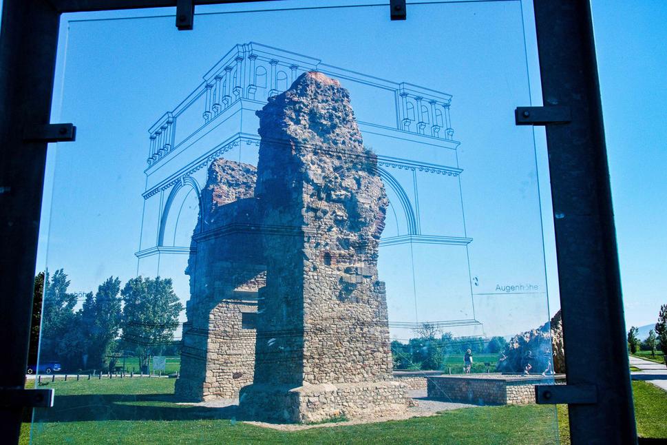 Pri pohľade na monument cez špeciálne "okno" získate lepšiu predstavu, ako pamätník vyzeral v dobe svojho vzniku. Musel to byť naozaj pôsobivý monument.