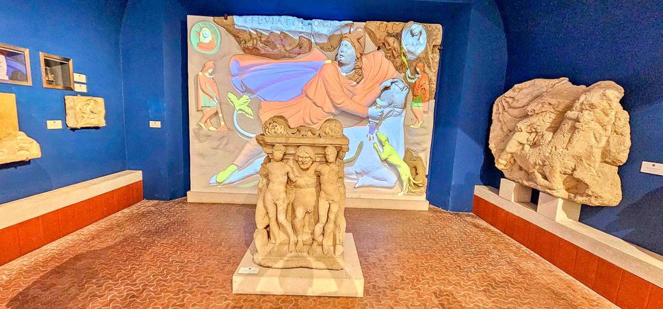 Mithrasova jaskyňa. Mithras zabíjajúci býka je centrálnou scénou každého kultového obrazu. Pôvodné kultové obrazy sa vyznačovali veľkou farebnosťou, farbu tu nahradila projekcia a svetelné efekty.