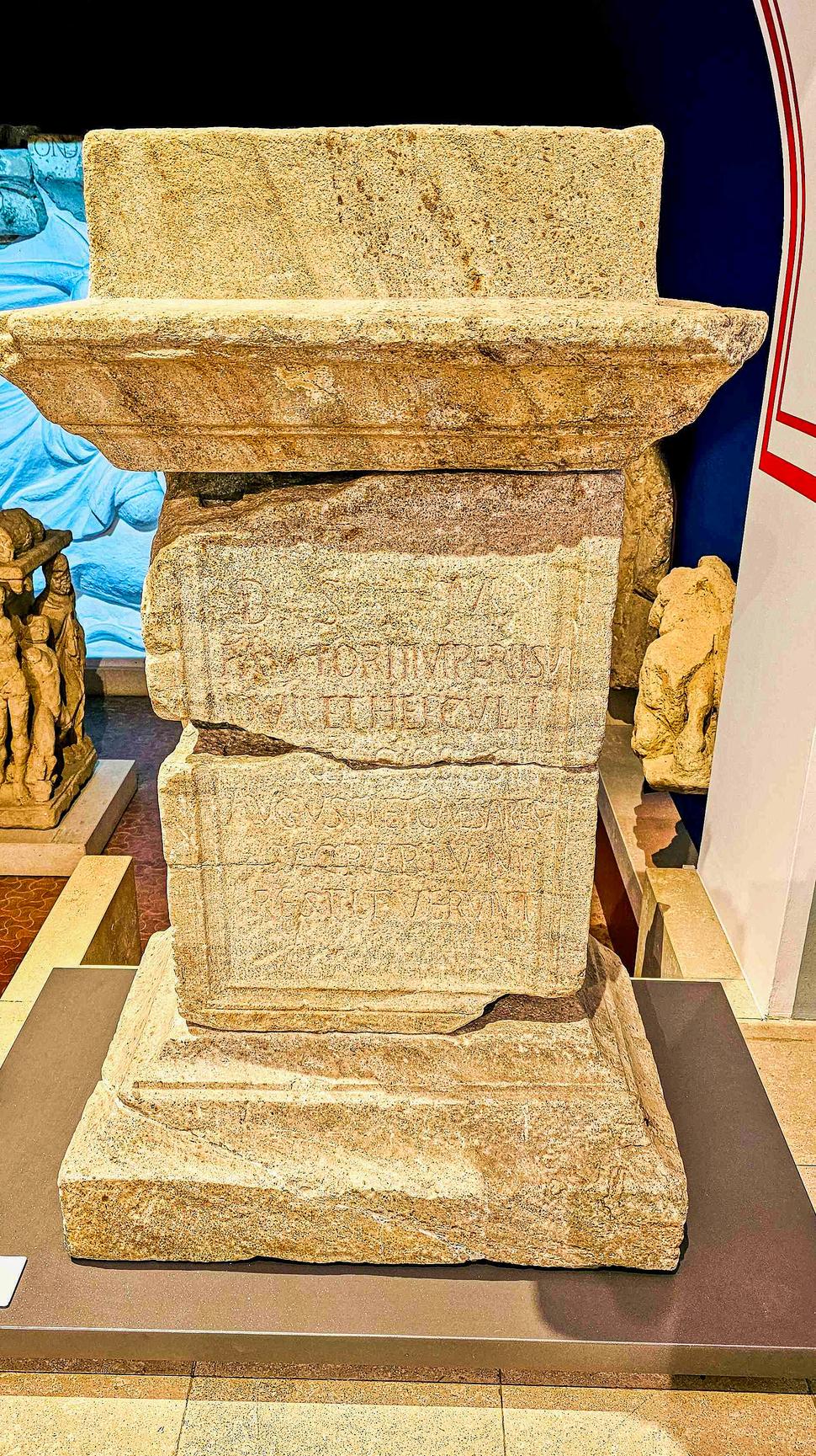 Nápis nás informuje, že tento pamätník Mithrovi a Cautesovi (alebo Cautopatesovi) dal v Carnuntume postaviť stotník Flavius Verecendus zo Savárie.