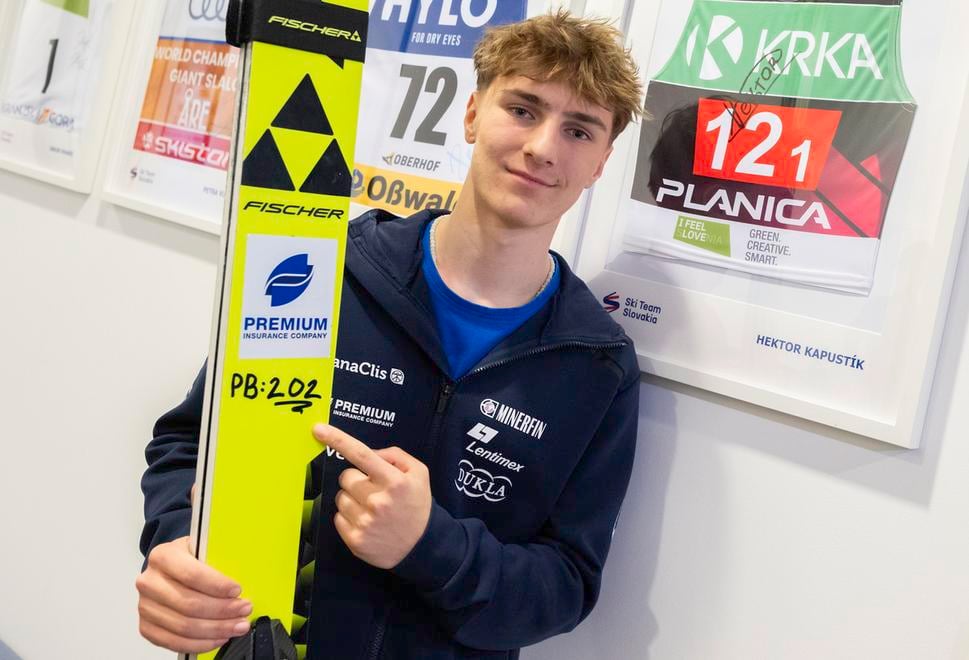 Hektor Kapustík ukazuje na hodnotu nového slovenského a osobného rekordu z Planice 2025.
