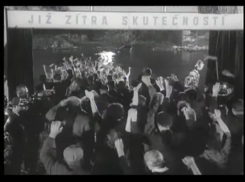Již zítra skutečností a komparz, nie iba vo filmárskom žargóne, v pohybe ku krajším zajtrajškom. Reálne, musela byť prča pri tomto natáčaní a komparz bol údajne na tú dobu veľmi dobre zaplatený. Ktovie na koľko si príde Ficov komparz.