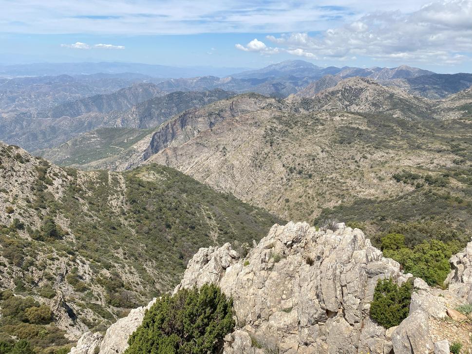 Pohorie Sierra de Almijara z vrcholu Pico del Cielo.